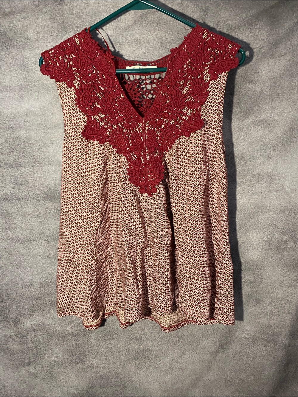 Solitaire Womens Size Medium Burgundy Beige Geometric Crochet